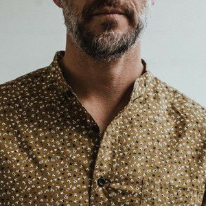 TAYLOR STITCH The Short Sleeve Bandit Shirt in Fatigue Brown Mini-Floral L